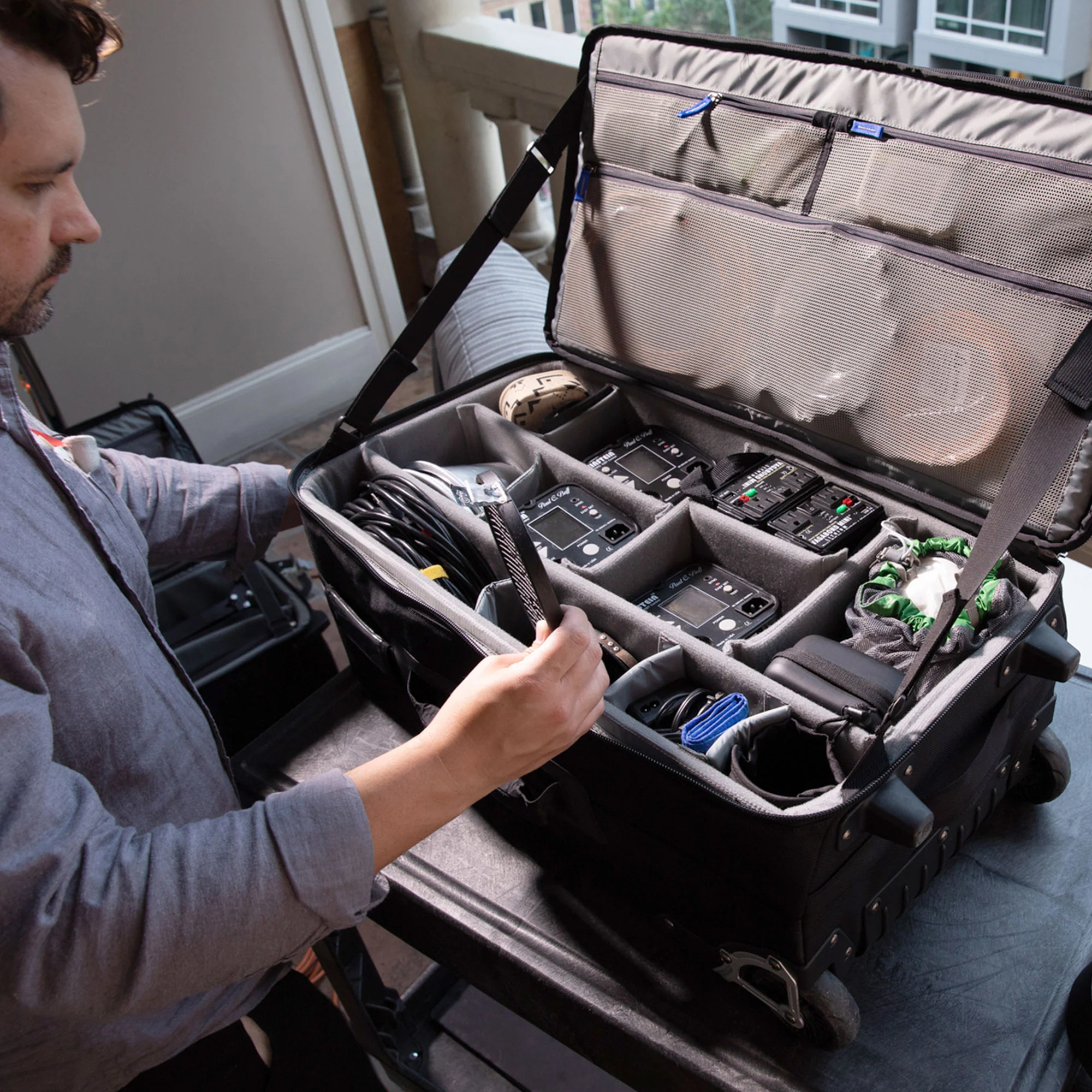 Think Tank Logistics Manager 30 V2 0 Rolling Bag Think Tank Logistics Manager 30 V2 0 Rolling Bag